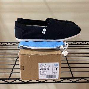 New in Box Toms black class canvas flats slip on shoes